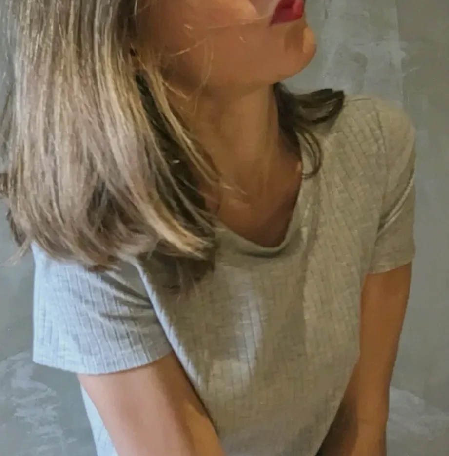 Lilly, 33